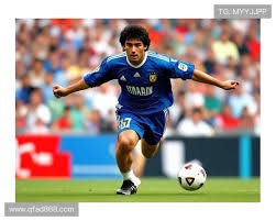 TA：因现代足球重视边路与攻防转换，菱形中场阵型已几乎绝迹